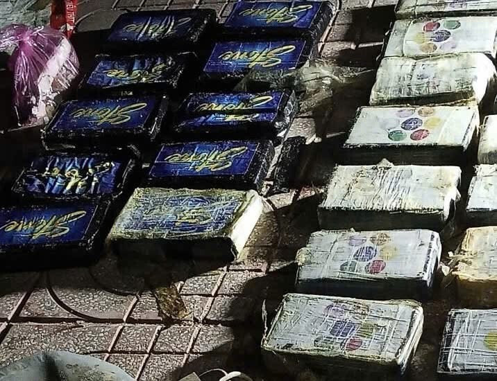 Các gói bánh hình chữ nhật chứa tinh thể màu trắng, nghi là ma túy.