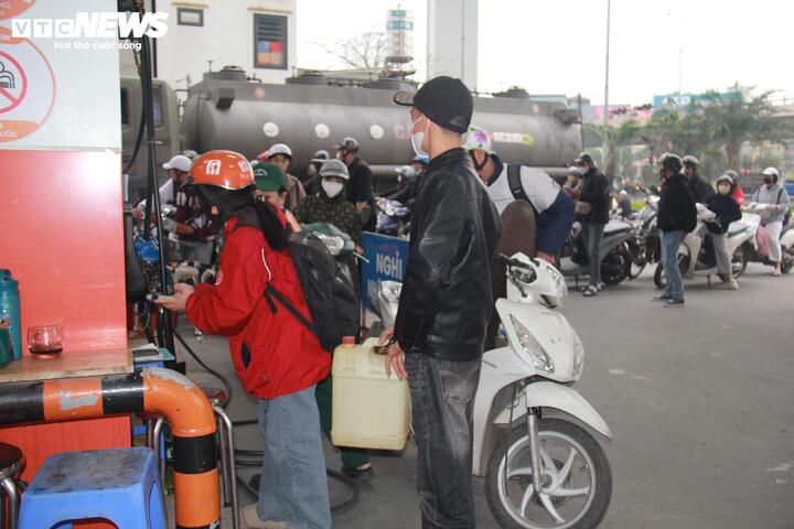 Người dân mang can đến mua xăng nhưng bị nhân viên trạm xăng dầu Mipec từ chối. (Ảnh: Phạm Duy).