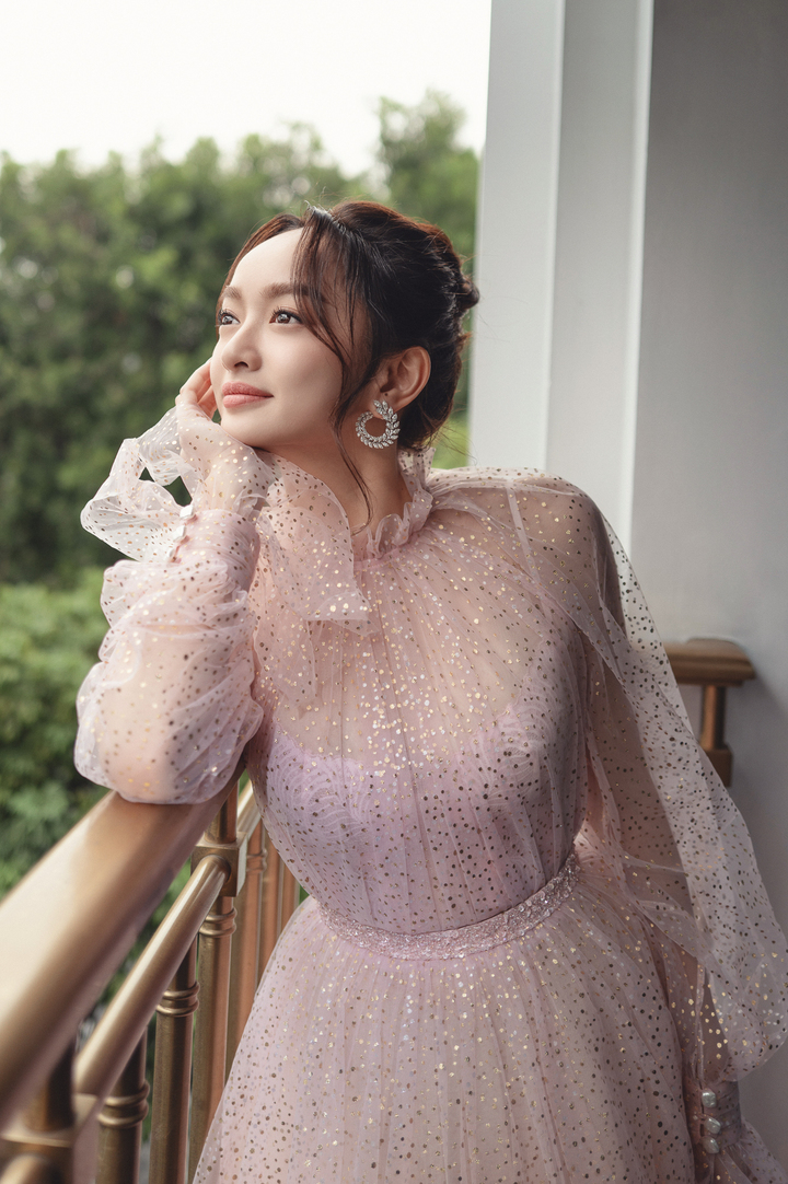 Sau gần 10 năm hoạt động nghệ thuật, Kaity Nguyễn đã trở thành gương mặt bảo chứng phòng vé. Người hâm mộ gọi cô là "nàng thơ trăm tỷ" bởi hầu hết dự án có cô tham gia đều thành công về doanh thu.