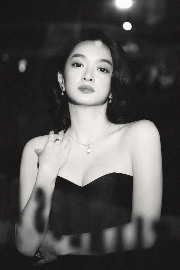 Thời gian qua, Kaity Nguyễn trưởng thành hơn về hình ảnh. Mỗi lần xuất hiện ở các sự kiện, cô chọn phong cách nữ tính, gợi cảm, nhận được nhiều lời khen của người hâm mộ.