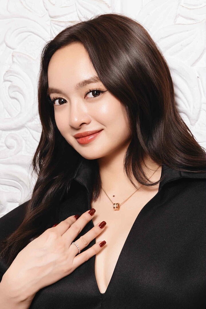 Cô xuất hiện bên cạnh những mỹ nhân quốc tế như người mẫu Ana De Armas, Shimian Xiong, diễn viên Afra Saracoglu, ca sĩ Ariana Grande...