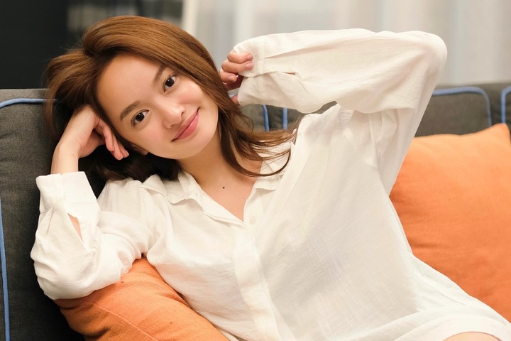 Theo nữ diễn viên, vẻ gợi cảm không đến từ chiều cao hay số đo chuẩn, mà nằm ở thần thái tự tin và cách sống lành mạnh. Vì thế, cô tập trung rèn luyện thể lực, chú ý chế độ ăn uống và duy trì thói quen chăm sóc sắc đẹp để luôn xuất hiện với hình ảnh rạng rỡ.