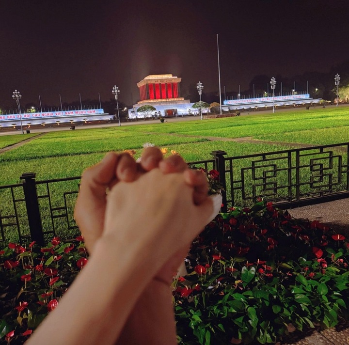 Tháng 12/2023, Văn Cương đăng tải một bức ảnh nắm tay một cô gái kèm dòng chú thích: “Cảm ơn em”. Thời điểm đó, danh tính cô gái trong ảnh không được tiết lộ. Tuy nhiên sau khi Hòa Minzy công khai chuyện tình, nhiều khán giả cho rằng đây có thể là cột mốc quan trọng trong mối quan hệ của cả hai.