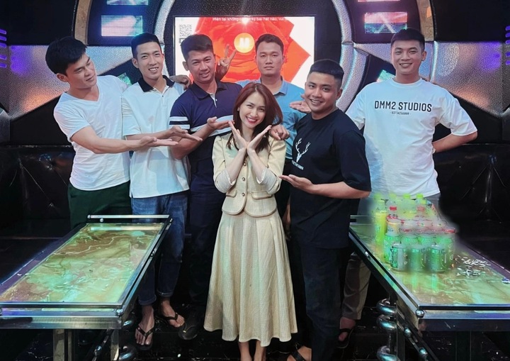 Hòa Minzy từng về thăm đơn vị của bạn trai Văn Cương (ngoài cùng bên trái).