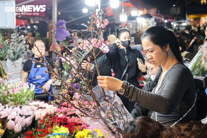 Giá hoa 8/3 tăng từng ngày, khách nhộn nhịp đi mua suốt đêm - 10