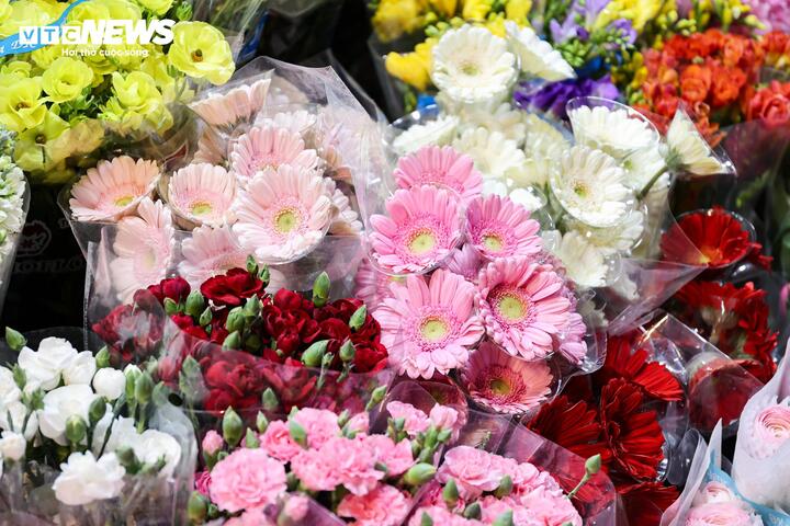 Giá hoa 8/3 tăng từng ngày, khách nhộn nhịp đi mua suốt đêm - 6