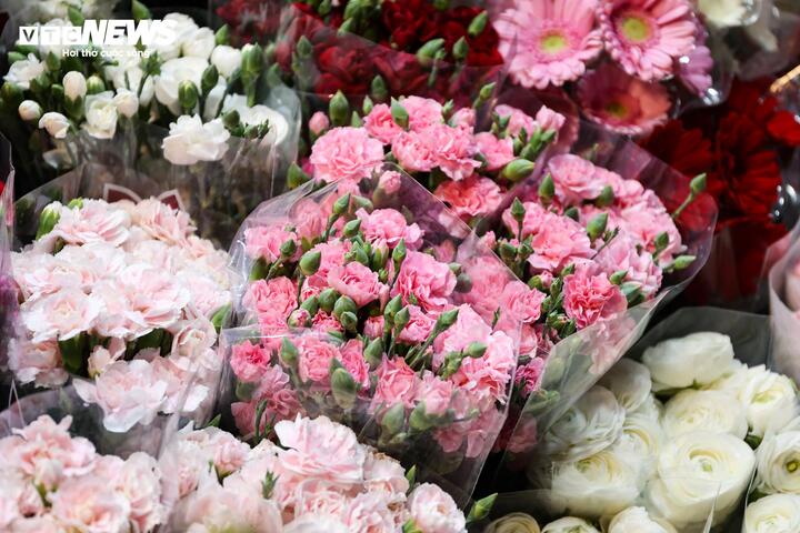 Giá hoa 8/3 tăng từng ngày, khách nhộn nhịp đi mua suốt đêm - 5
