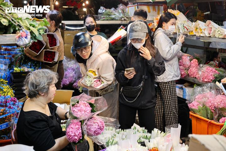 “Giá hoa năm nay tăng khá mạnh. Hoa trong nước bị ảnh hưởng bởi mưa nhiều nên sản lượng giảm, trong khi hoa nhập khẩu cũng khó vận chuyển về do xung đột tại Trung Đông, khiến nguồn cung hạn chế. Vì vậy, giá bán lẻ hiện tăng khoảng 20% so với trước”, chị Thắm, tiểu thương tại chợ hoa Quảng An, nói.