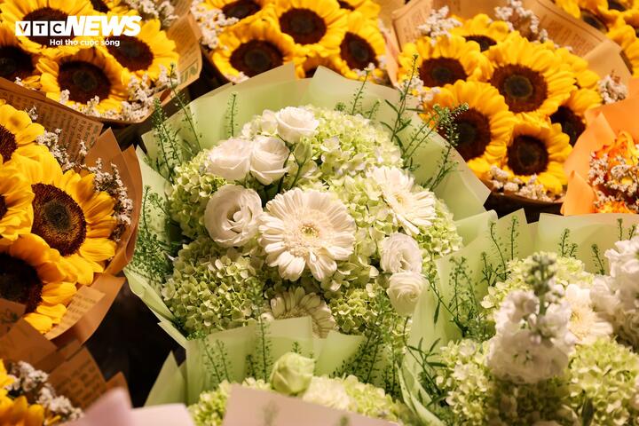 Các bó và lẵng hoa thiết kế sẵn được bày bán với mức giá từ 300.000 đến 800.000 đồng mỗi sản phẩm. Ở phân khúc cao cấp, những bó hoa nhập khẩu, được đóng hộp cùng phụ kiện trang trí bắt mắt có giá từ 1 đến 2 triệu đồng.