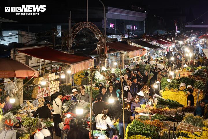 Dù đã về khuya, không khí tại chợ vẫn tấp nập, hoạt động mua bán diễn ra nhộn nhịp với dòng người ra vào liên tục.