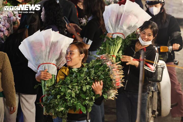 Nhiều khách hàng rời chợ với những bó hoa lớn.
