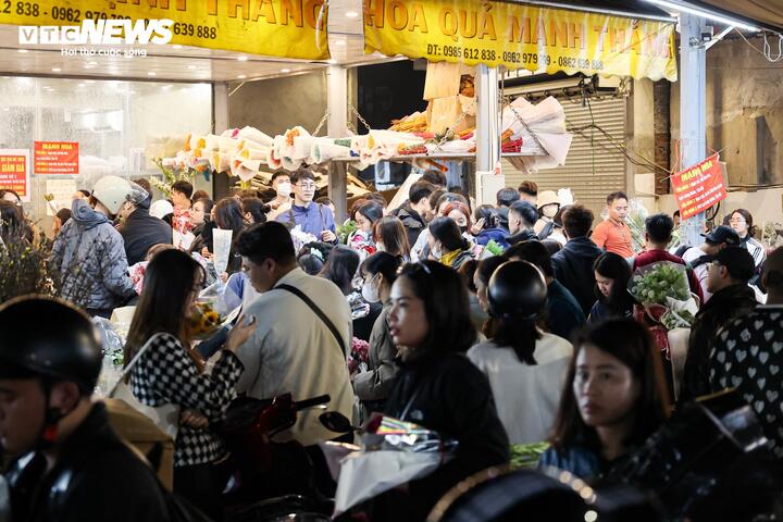 Giá hoa 8/3 tăng từng ngày, khách nhộn nhịp đi mua suốt đêm - 11