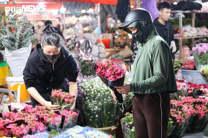 Giá hoa 8/3 tăng từng ngày, khách nhộn nhịp đi mua suốt đêm - 15