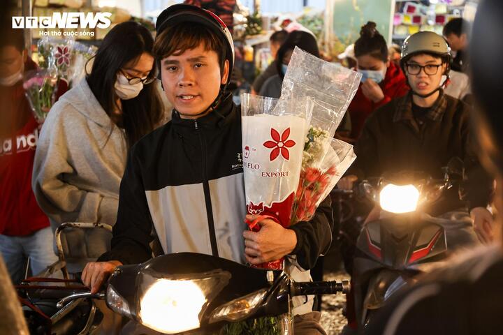 Giá hoa 8/3 tăng từng ngày, khách nhộn nhịp đi mua suốt đêm - 17