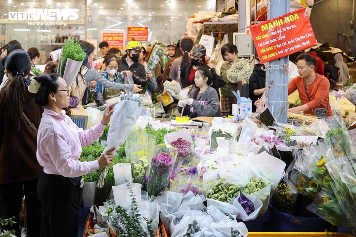 Giá hoa 8/3 tăng từng ngày, khách nhộn nhịp đi mua suốt đêm - 12