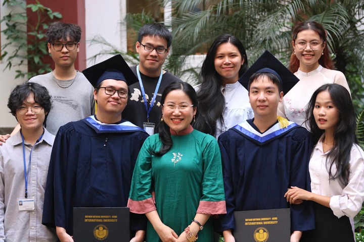 PGS.TS Hà Thị Thanh Hương (áo dài xanh) và các thành viên trong nhóm nghiên cứu.