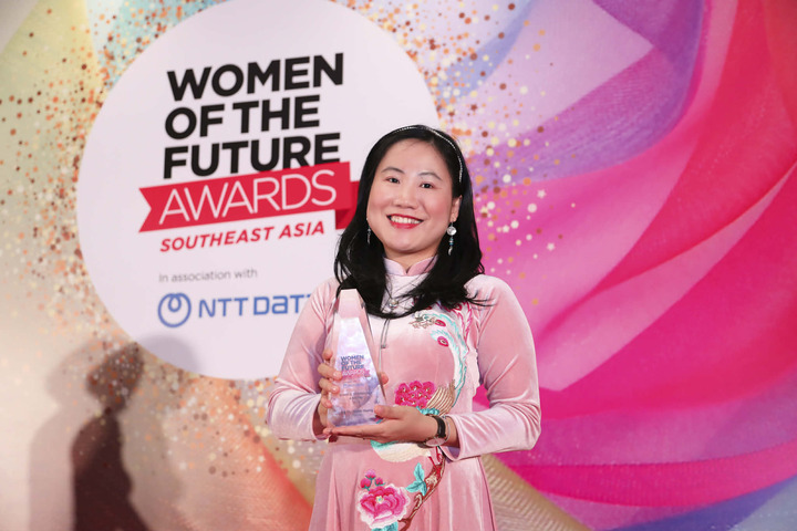 PGS.TS Hà Thị Thanh Hương nhận giải thưởng Phụ nữ tương lai Đông Nam Á "Women of the Future Southeast Asia" 2023 với các nghiên cứu khoa học về sức khỏe. (Ảnh: NVCC)