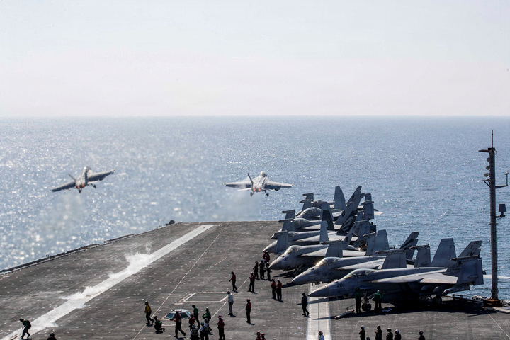 Hai tiêm kích F/A-18 Super Hornet cất cánh từ boong tàu sân bay lớp Nimitz USS Abraham Lincoln của Hải quân Mỹ để tham gia chiến dịch Cơn cuồng nộ dữ dội, tấn công Iran, ngày 3/3/2026. (Ảnh: Hải quân Mỹ/Cung cấp qua REUTERS)