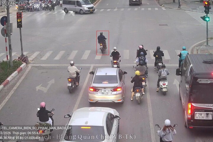 Hệ thống camera A.I tại nút giao Phạm Văn Bạch – Hoàng Quán Chi (Hà Nội) phát hiện một trường hợp xe máy vượt đèn đỏ trong khung giờ cao điểm.