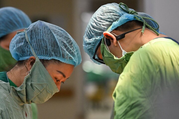 Bác sĩ Hà phẫu thuật cho sản phụ. (Ảnh: Bống Vũ)