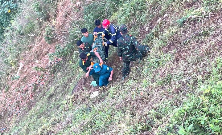 Lực lượng chức năng đưa nạn nhân từ dưới vực sâu gần 200m lên bờ. (Ảnh: C.S)