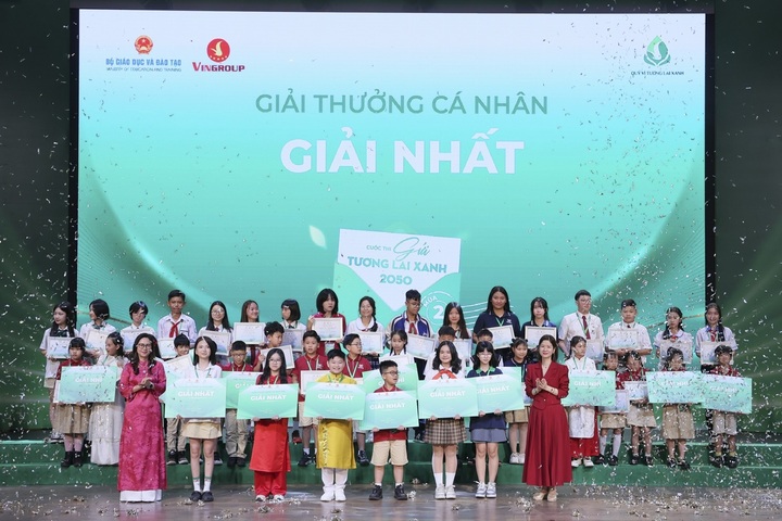 Bà Nguyễn Thị Nhung, Phó Vụ trưởng Vụ Học sinh, sinh viên - Bộ Giáo dục và Đào tạo (trái) và TS. Lê Thái Hà, Giám đốc Điều hành Quỹ Vì tương lai xanh (phải) trao giải Nhất ở các hạng mục tại cuộc thi “Gửi tương lai Xanh 2050” mùa 2.