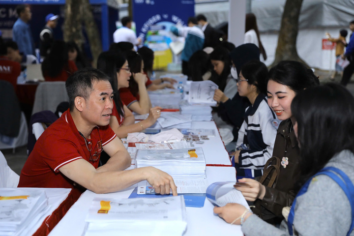 Đại diện các trường tư vấn trực tiếp và giải đáp thắc mắc của học sinh.