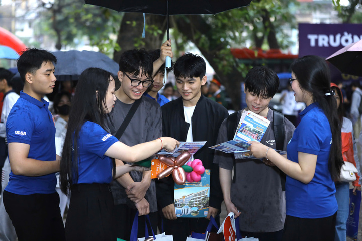 Học sinh xếp hàng tại các gian tư vấn để hỏi về ngành học và phương thức xét tuyển.