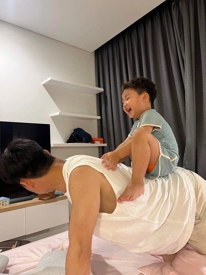 Con trai Hoà Minzy quấn quýt, gọi bạn trai mới của mẹ là ''bố''.