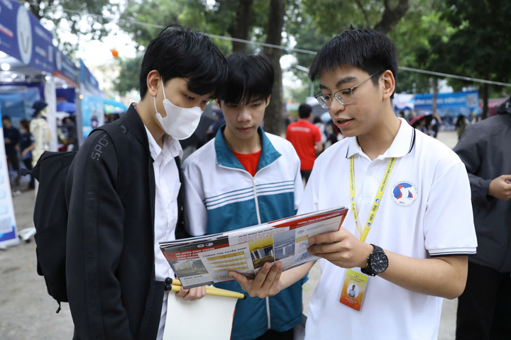 Học sinh có mặt từ sớm tại Đại học Bách khoa Hà Nội tham dự Ngày hội tư vấn tuyển sinh - hướng nghiệp 2026.