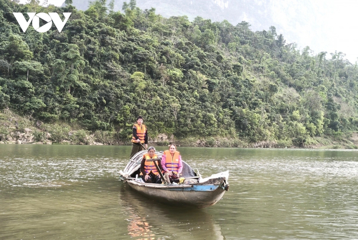 Cử tri đi đò đến điểm bầu cử sớm tại bản Hôi Rấy, xã Trường Sơn, tỉnh Quảng Trị.