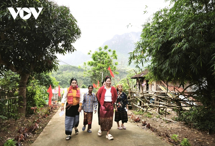 Bà con Vân Kiều ở bản Hôi Rấy đi bầu cử sớm.