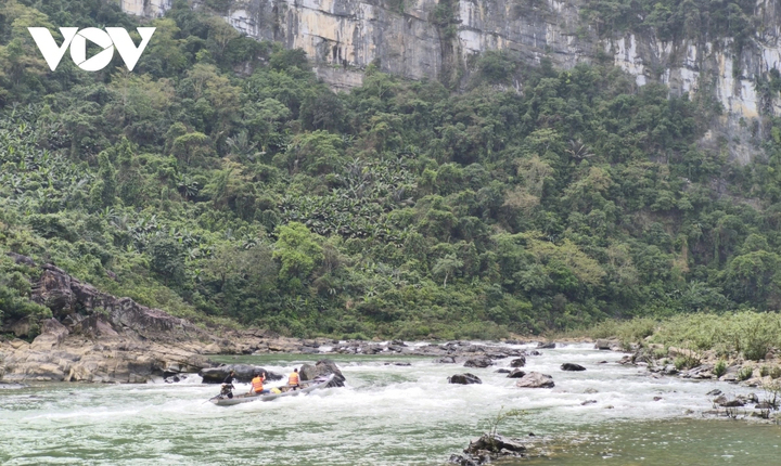 Các thành viên trong Tổ bầu cử vượt thác Tam Lu vào 2 bản Hôi Rấy, Nước Đắng, xã Trường Sơn, tỉnh Quảng Trị.
