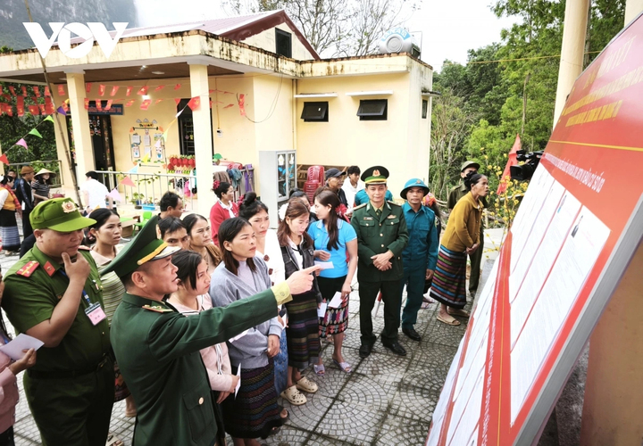 Cử tri tìm hiểu thông tin về các ứng cử viên trước khi bỏ phiếu bầu.