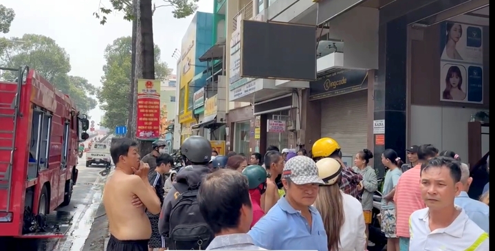 Vụ cháy xảy ra tại hẻm 76 Thái Phiên khiến nhiều người dân hốt hoảng chạy ra ngoài. (Ảnh: B.L)