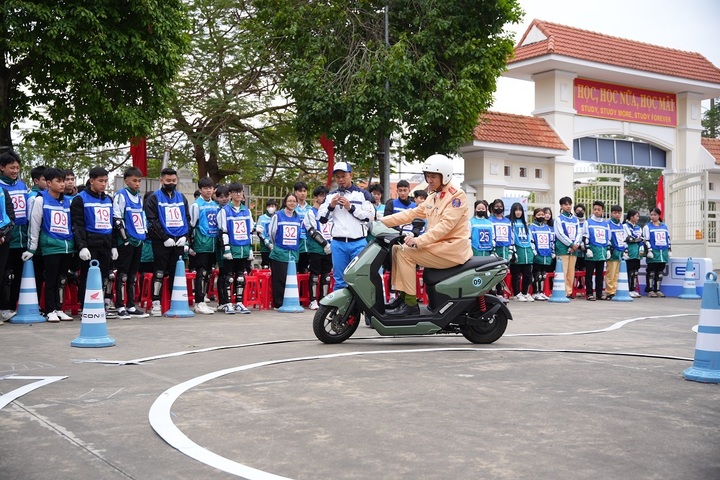 Honda Việt Nam phối hợp với Cục Cảnh sát Giao thông triển khai chuỗi chương trình đào tạo mẫu kỹ năng lái xe gắn máy an toàn cho hơn 8.700 học sinh THPT.
