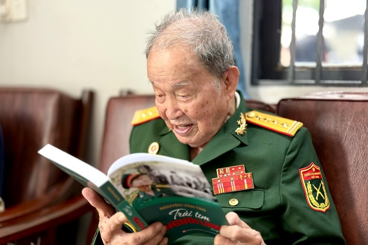 Pułkownik Nguyen Van Tau (legendarny oficer wywiadu Tu Cang) w wieku 98 lat.
