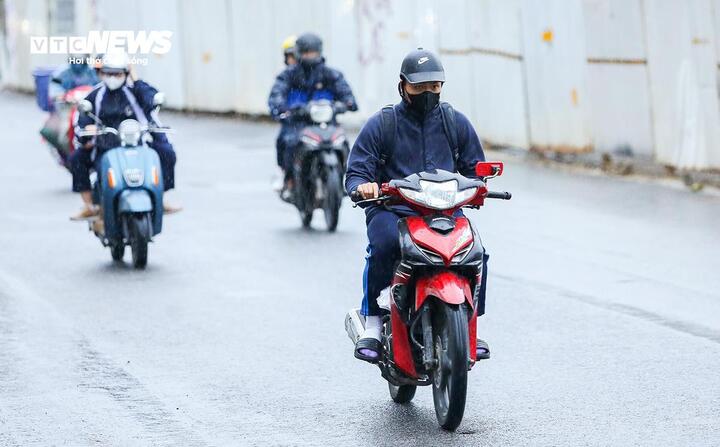 Ngày 9/3, Bắc Bộ và Trung Bộ hứng mưa lớn sau khi đón không khí lạnh. (Ảnh minh hoạ: Khổng Chí)