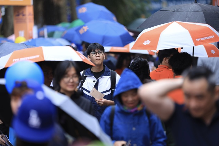 Hàng nghìn học sinh không quản trời mưa đổ về ngày hội.