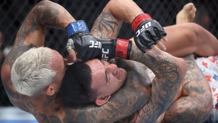 Oliveira kiên định với chiến thuật kiểm soát đối thủ dưới sàn. (Nguồn: ESPN)