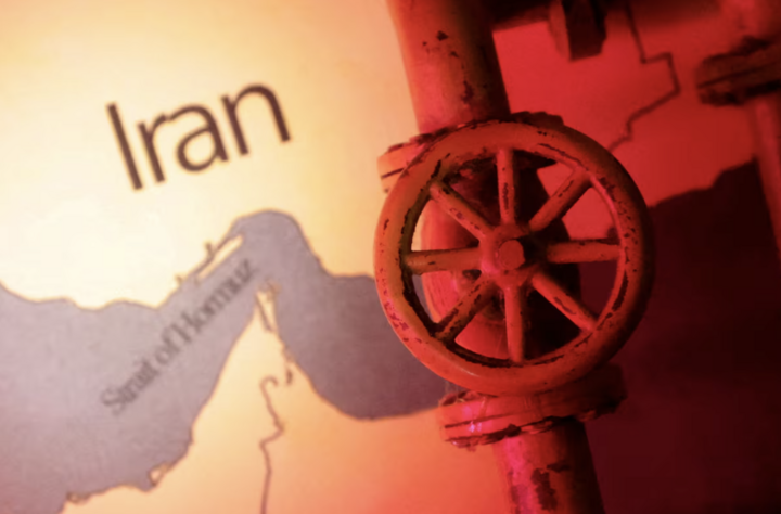 Cuộc tấn công của Mỹ và Israel nhằm vào Iran cùng những đòn đáp trả sau đó đã làm gián đoạn sản xuất dầu khí và khiến hoạt động vận tải qua eo biển Hormuz bị đình trệ. (Nguồn: Reuters)