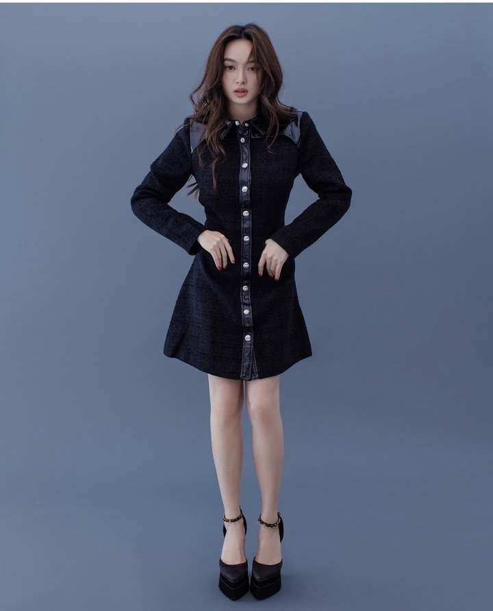 Những đôi giày cao gót từ 10–15 cm là “trợ thủ” giúp nữ diễn viên tăng chiều cao đáng kể khi xuất hiện trước công chúng.