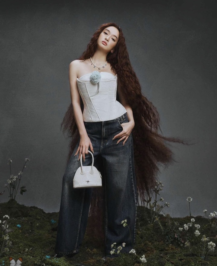 Cô thường diện áo hai dây, áo cổ yếm, váy liền hoặc sơ mi phối cùng quần ống rộng, tạo vẻ ngoài trẻ trung và năng động.