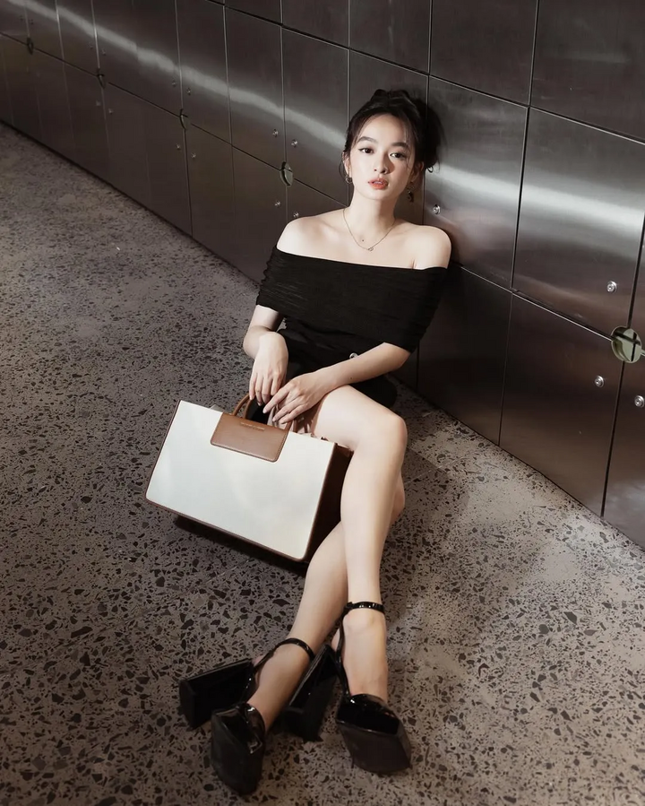 Nữ diễn viên thường lựa chọn váy cocktail ngắn, thiết kế tối giản. Những kiểu váy này giúp đôi chân trông dài hơn, đồng thời tôn lên làn da trắng sáng