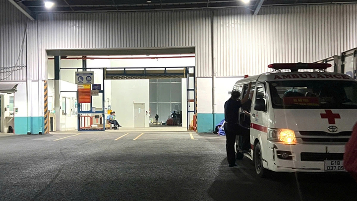 Xe cứu thương được gọi đến đưa các nạn nhân đi cấp cứu.