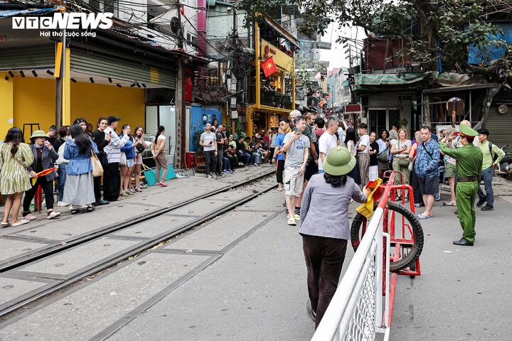 Phố cà phê đường tàu Hà Nội lại đông nghịt khách Tây sau đợt tháo dỡ vi phạm - 8