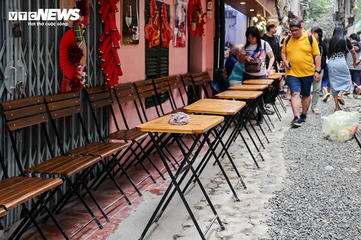 Tại một số điểm dọc tuyến, bàn ghế vẫn được bày sát khu vực đường ray để phục vụ khách, lấn vào hành lang an toàn giao thông đường sắt tại Hà Nội.