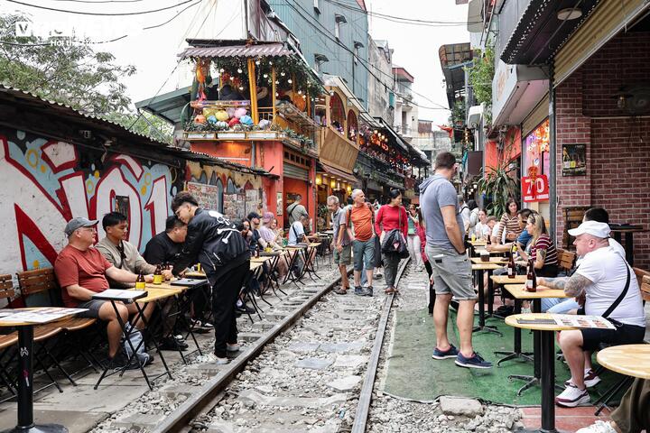 Trước đó, ngày 5/3, hàng chục hộ kinh doanh tại khu vực này đã tháo dỡ biển hiệu, mái che, bậc bệ cùng nhiều hạng mục vi phạm hành lang an toàn giao thông đường sắt theo yêu cầu của chính quyền địa phương và lực lượng chức năng nhằm bảo đảm trật tự an toàn giao thông và trật tự đô thị tại Hà Nội.