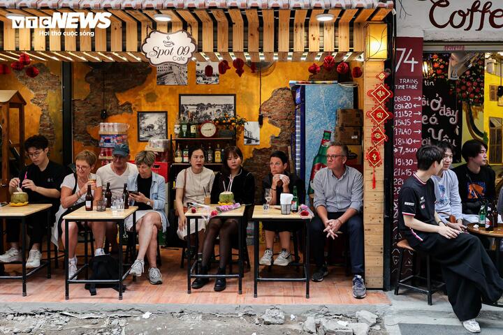 Phố cà phê đường tàu Hà Nội lại đông nghịt khách Tây sau đợt tháo dỡ vi phạm - 18