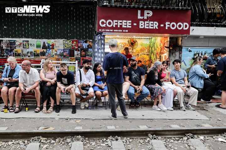 Phố cà phê đường tàu Hà Nội lại đông nghịt khách Tây sau đợt tháo dỡ vi phạm - 19